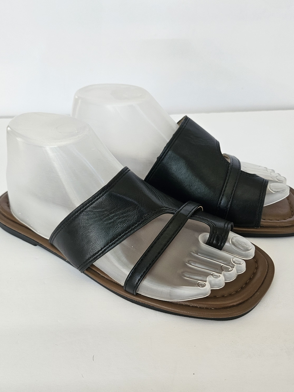 Chic Black Leather Toe Loop Sandals Flat Slide Mules Women's Size 8.5 / EU 38 Co - Picture 4 of 12